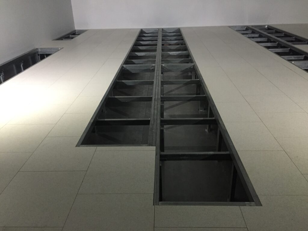 Bæresystem i galvanisert stål for datagulv og installasjonsgulv under monterte gulvplater