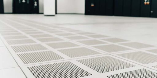 Datagulv installert i et serverrom