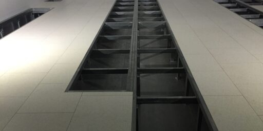 Bæresystem i galvanisert stål for datagulv og installasjonsgulv under monterte gulvplater